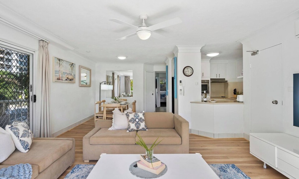 Surfers Paradise Apartment | Broadbeach Beachside 2BR Pool, Spa, BBQ, Aircon, 2 minute Walk to beach