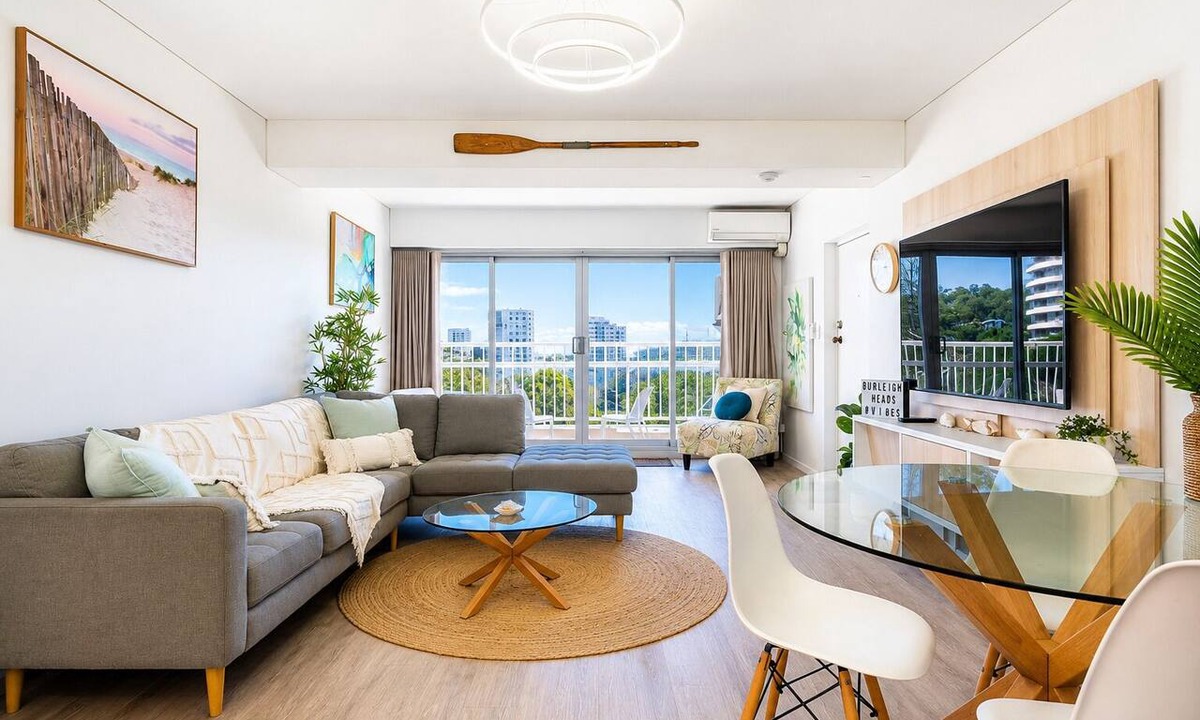 Burleigh Heads Apartment | Burleigh Headland Retreat with Balcony | Walk to National Park & Beach