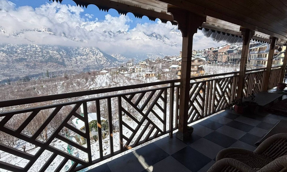 Naggar Hotel | Cafe Saffron Sips & Stays