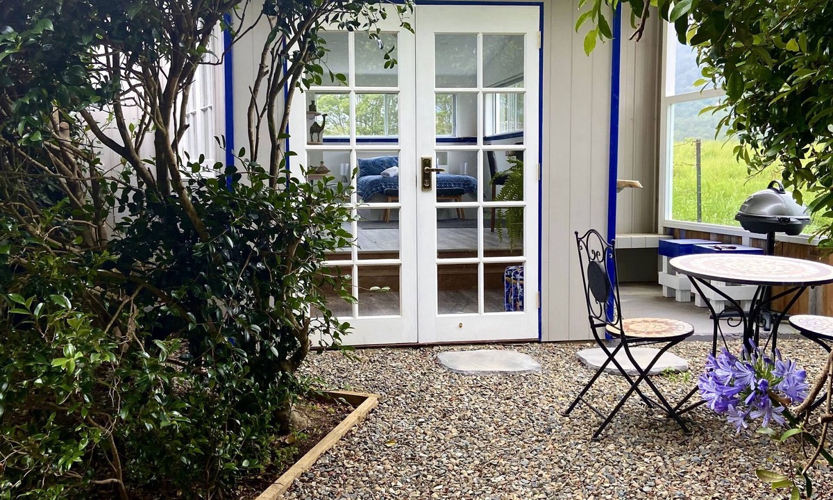 Kangaroo Valley Apartment | Casa Azure - quaint studio with a mediterranean touch