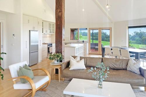 Mansfield House | Cedar & Mist, Sauna, Hot Tub =& Mt Buller Views