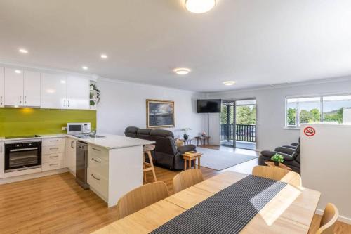 Myrtleford House | Central Chic- Beautifully appointed townhouse