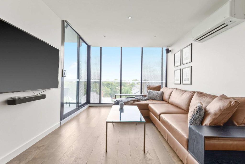 Oakleigh Apartment | Central Oakleigh 2BR Apartment w Parking