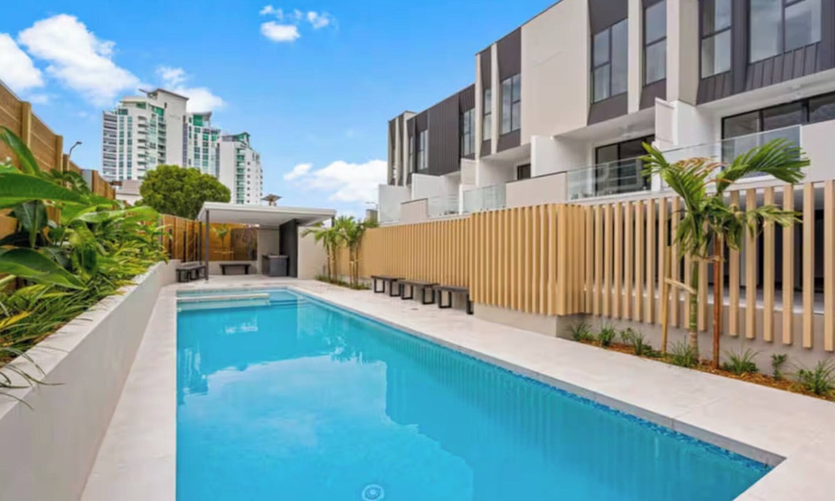 Labrador House | Central Southport 2BR 2Bath Stay with Car Park