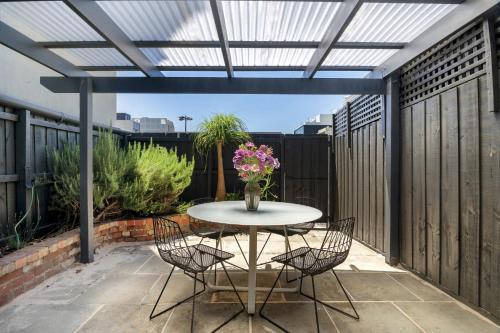 Cremorne House | Charming 2-Bed Home with Outdoor Space in Cremorne