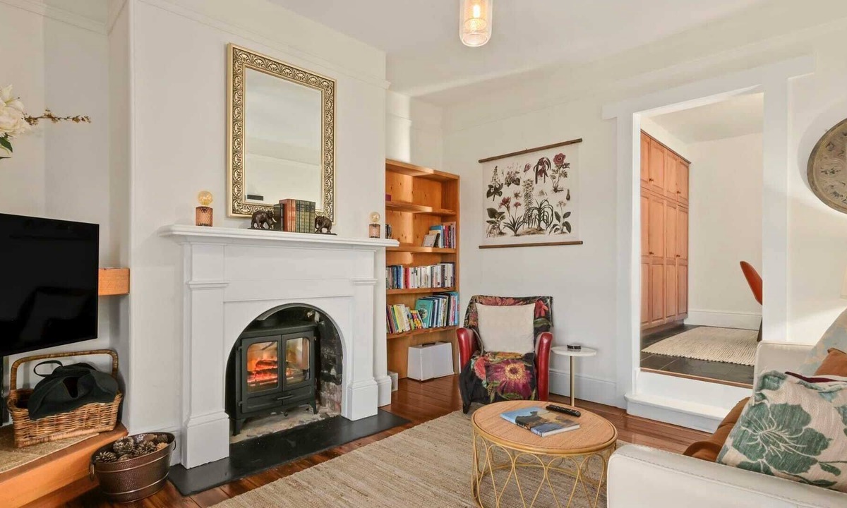Launceston CBD Apartment | Charming and Elegant: City Views, Wifi & Parking