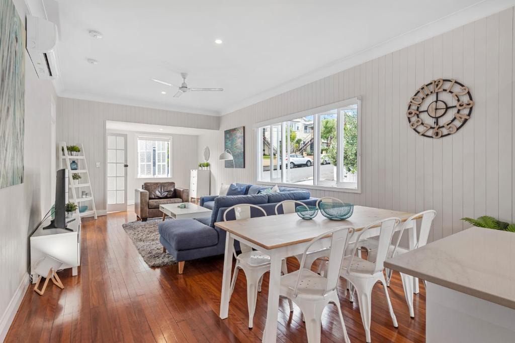 Petrie Terrace Apartment | Charming Cottage Short Distance to CBD with Parking