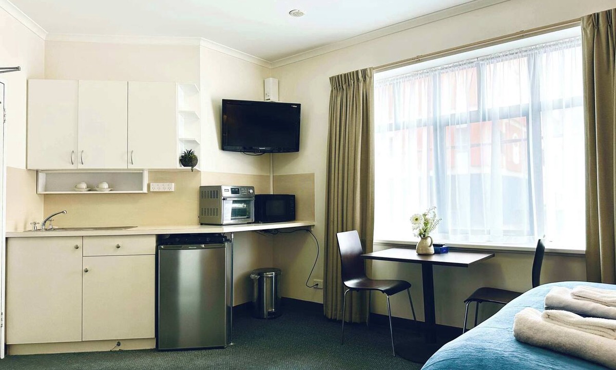 Adelaide Central Business District Apartment | Charming Studio - Adelaide CBD - WiFi - King bed