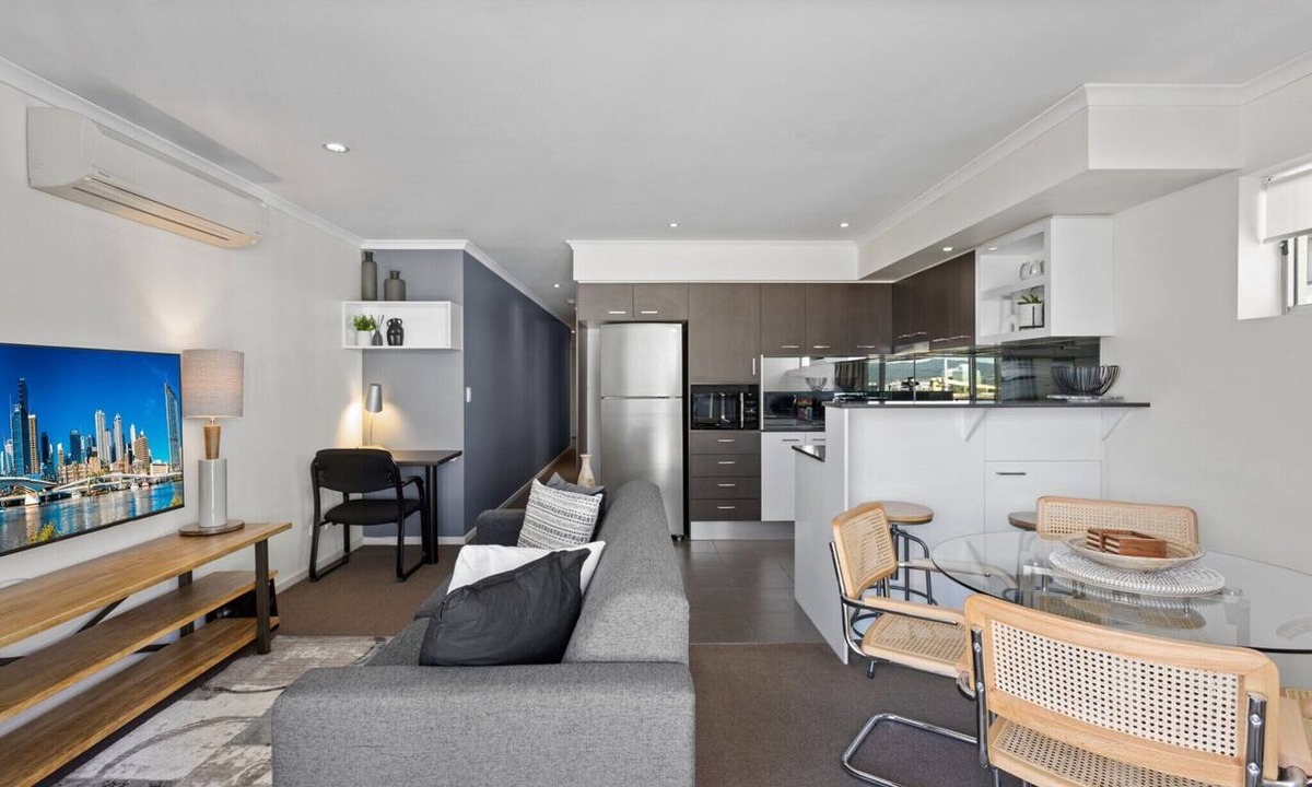 South Brisbane Apartment | Chic 2-Bed Apartment & 5 minutes walk to QPAC
