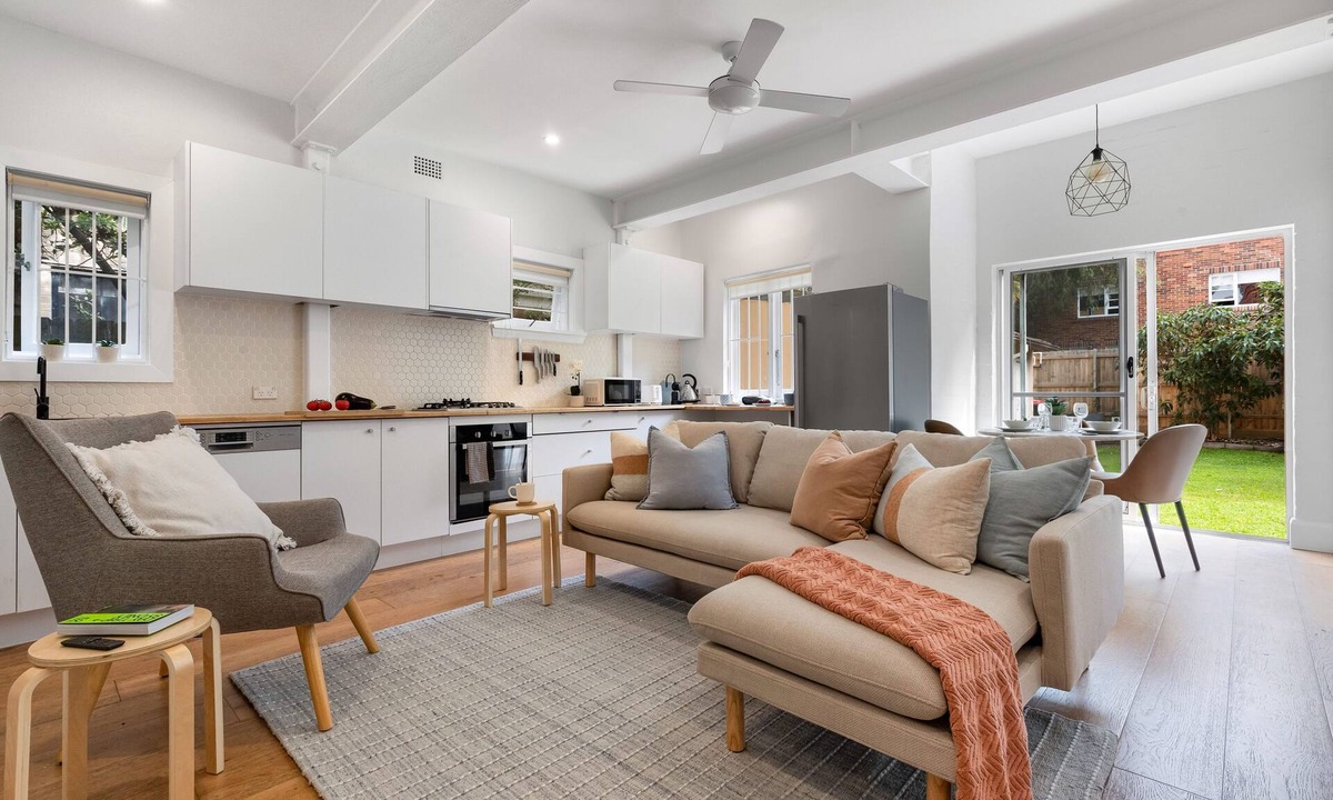 Bondi Beach Apartment | Chic Bondi Retreat – 10 Min Walk to Beach, modern coastal style