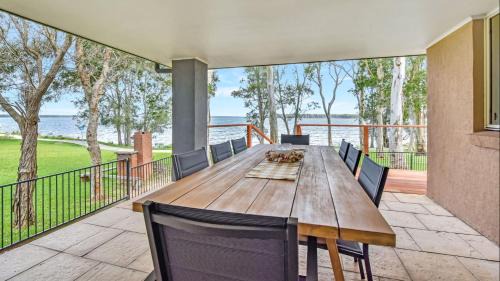 Lake Munmorah House | ChrisTony 5 Bdrm Waterfrnt Cottage