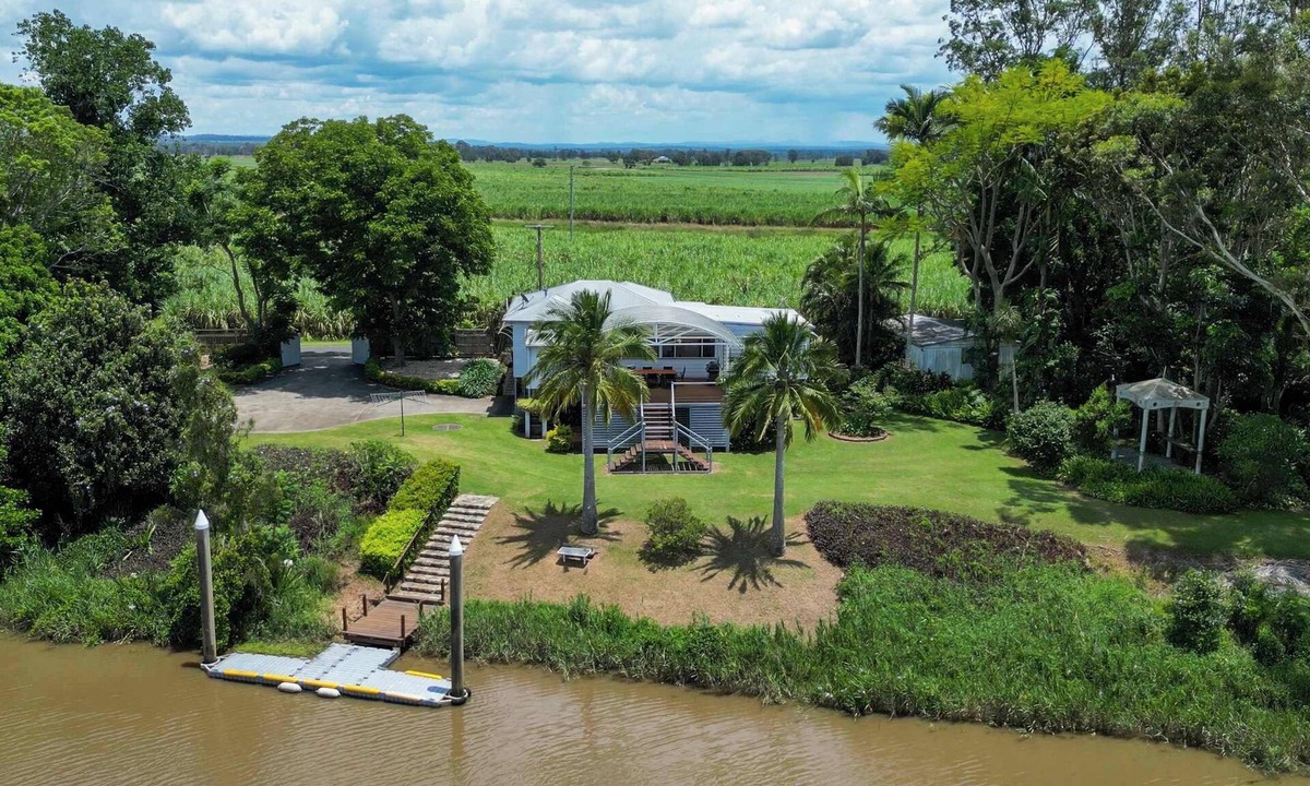 Lower Southgate House | Clarence River Retreat - Oceanstays - Farmstay & Jetty