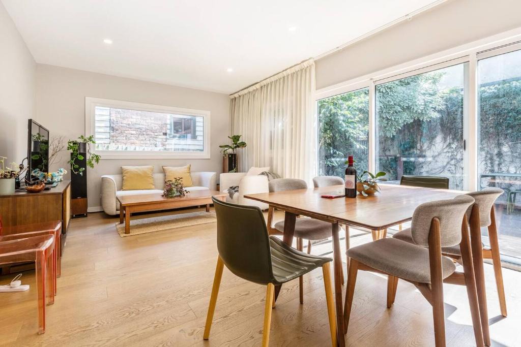 Flemington House | Classic Comforts - Moments to Flemington Racecourse
