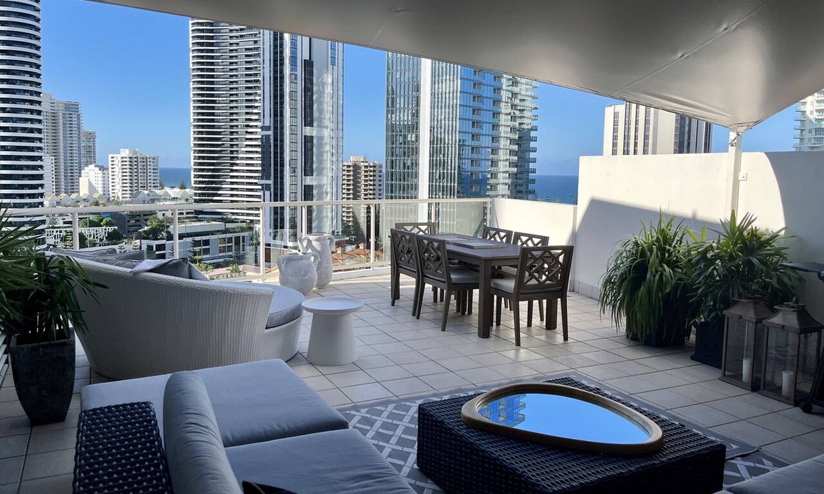 Broadbeach Apartment | Classic Penthouse with Private Sky Terrace. Panoramic Views. 2 free Car Parks