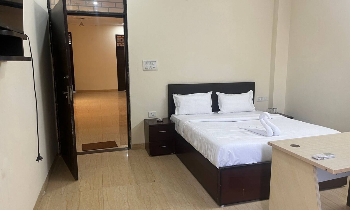 Sector 70 Hotel | Cleo Elegance Rooms & Banquet