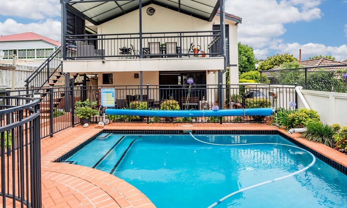 Wynnum House | Coastal Calm at Plumeria Place