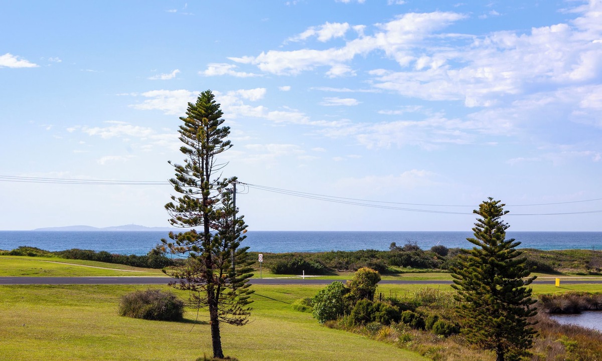 Dalmeny Apartment | Coastal Hideaway, is less than a 7min stroll from 2 beautiful beaches.