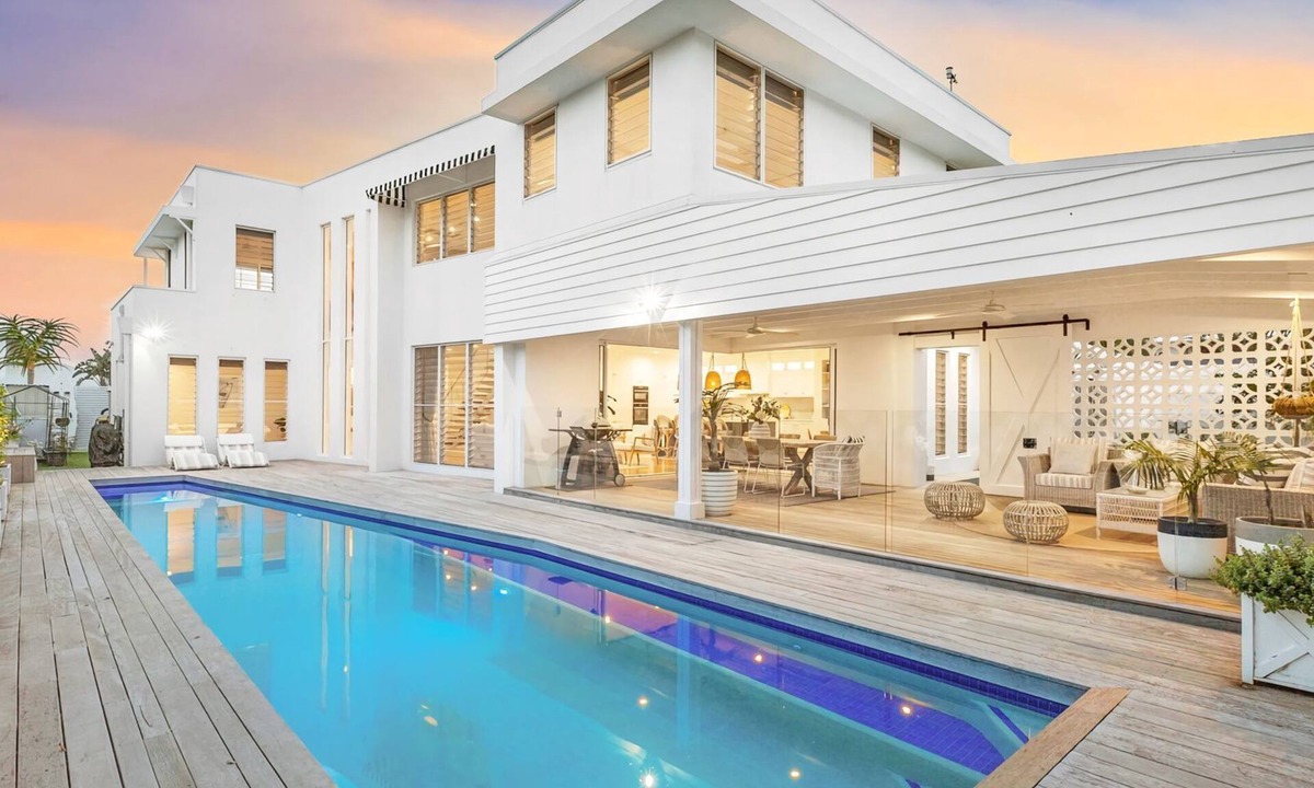 Kingscliff House | Coastal Luxe - 200m to the Beach plus Pool