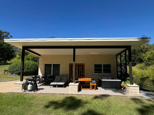 Lowanna Apartment | Coffs Coast Mountain Retreat Cabin 2