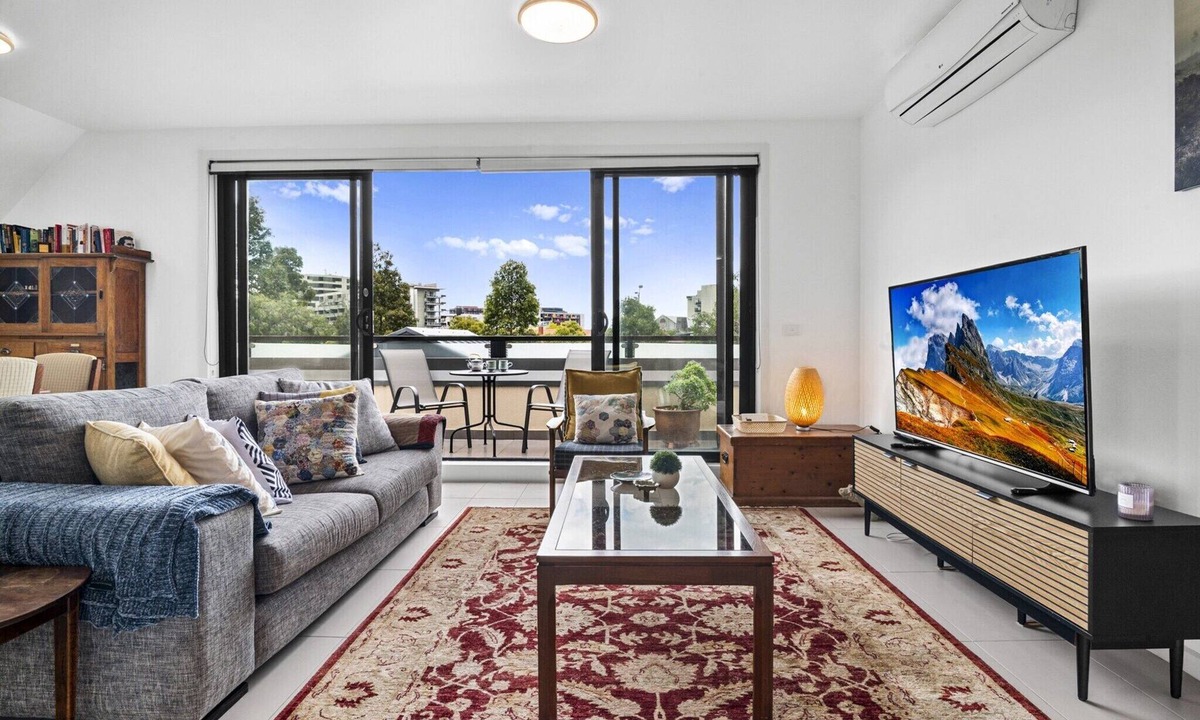 Footscray Apartment | Comfortable 2 Bed Stay with Parking
