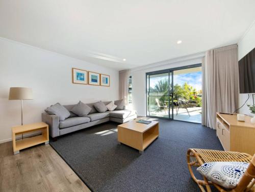 Batehaven Apartment | Corrigans Poolside Apartment Batehaven