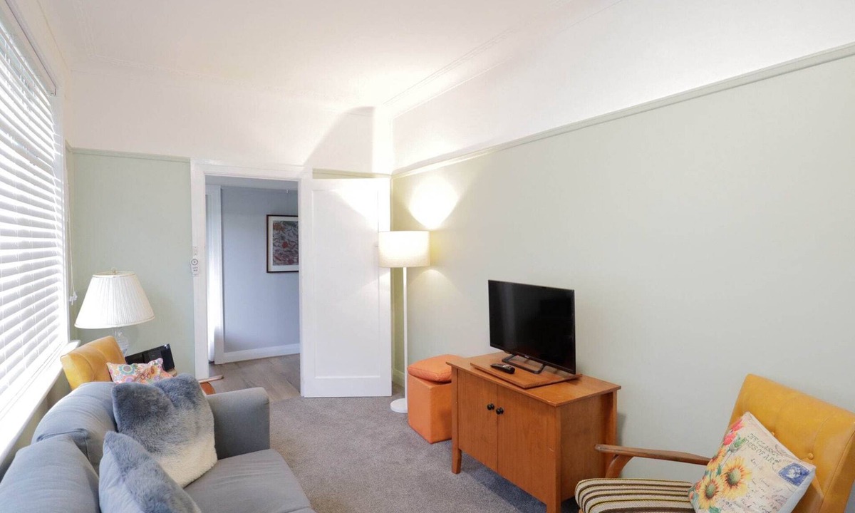 Tenterfield Apartment | Cosy Sun-Filled Cottage
