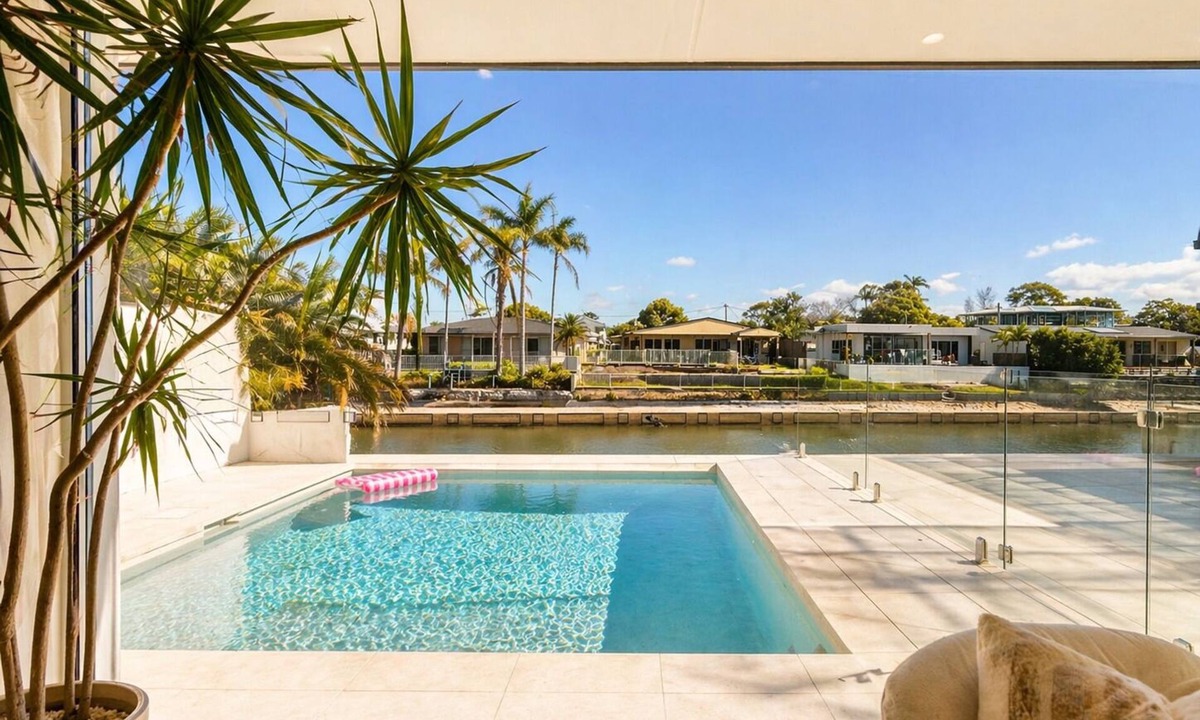 Broadbeach Waters House | Côte d’Azur - 4BR GC Waterfront Dream Home with Pool
