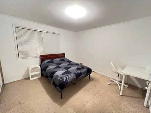 Rydalmere House | Cozy Queen Room in Sydney's West - R7