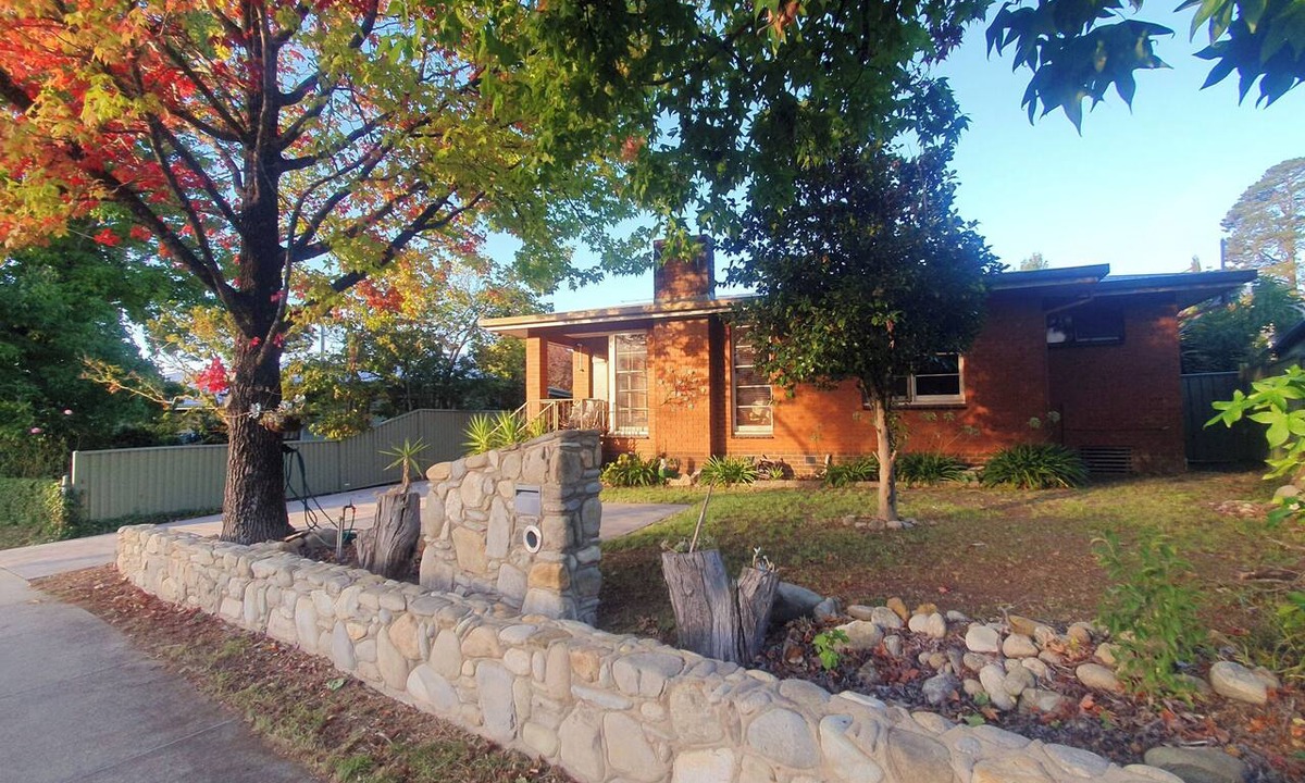 Mount Beauty Cottage | Cozy rustic cottage central to Mt Beauty.Stone fireplace,off street parking .