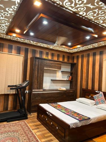 Agara House | Cozy Rustic Elegant! Wood-Panelled Private Retreat