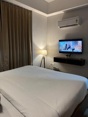 Noida Apartment | Cozy yard Modern Minimal Studio, Spectrum Mall