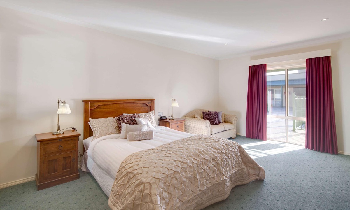 Strathdale Hotel | Crystal INN