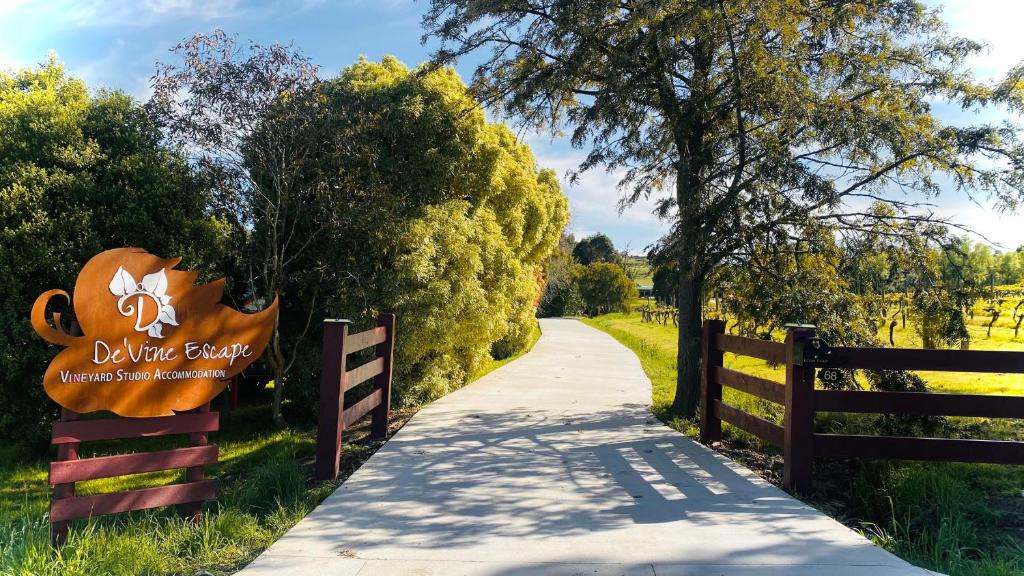 Dixons Creek Cabin | De'Vine Escape