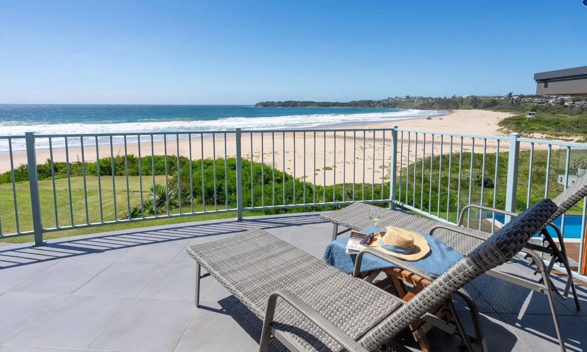 Kiama Downs House | Dellwood – absolute beachfront on Jones Beach