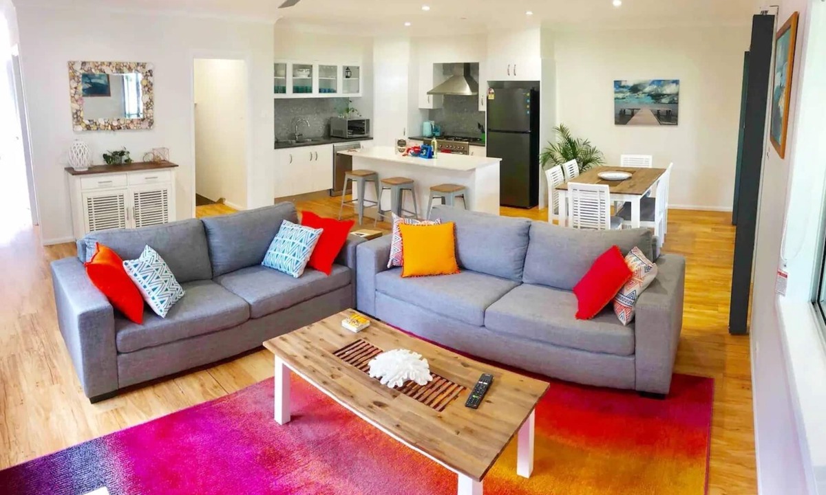 Yamba House | DELUXE 3 bed, 2.5 bath Escape! Spacious, wifi, central location walk everywhere!