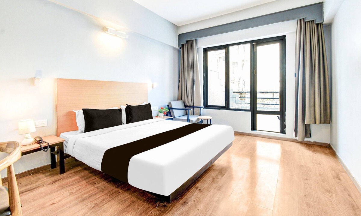 Lakdi Ka Pul House | Deluxe Super Townhouse Lakdikapul