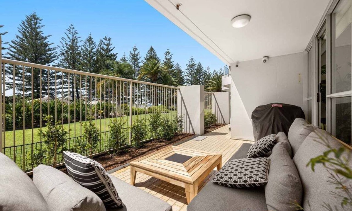 Burleigh Heads Apartment | Direct Beachfront Location!