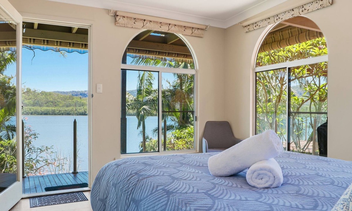 Gunderman House | Dorathee Cottage - Pet Friendly - Absolute Waterfront