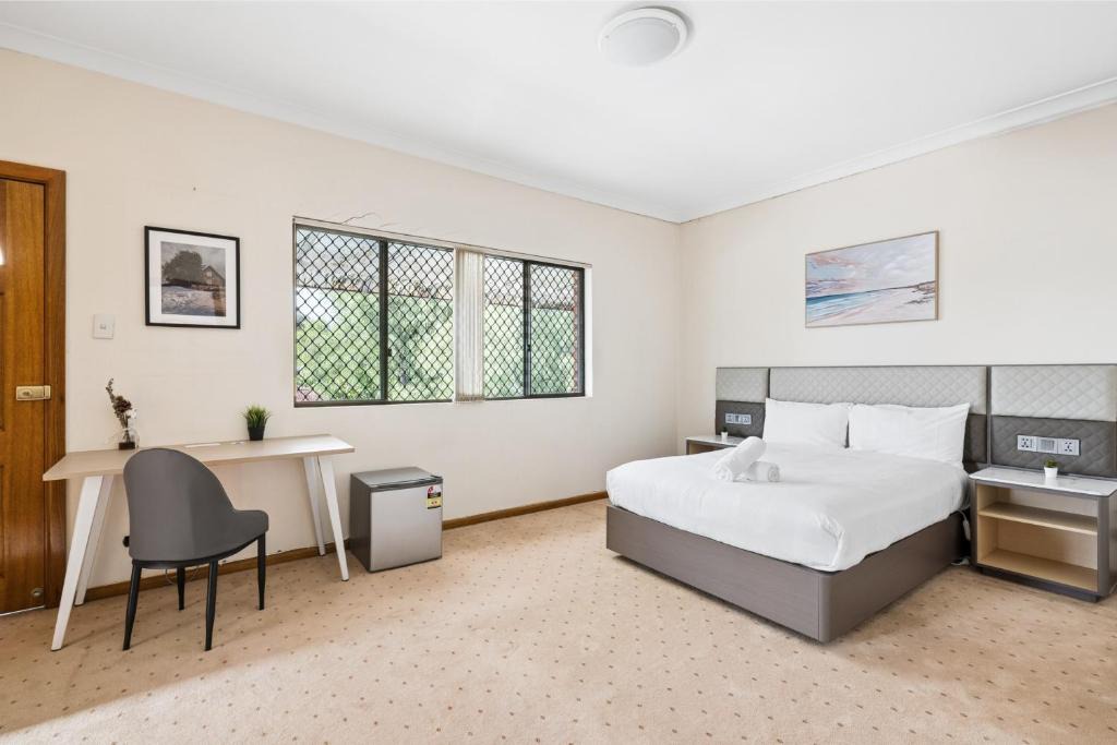 Carlton House | Double Room with shared bathroom - Close to Carlton Stn