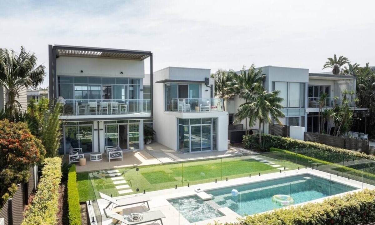 Magenta Shores House | Drift - Heated Spa, Fireplace, Endless Views 4BDRM
