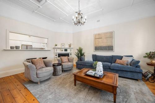 Dulwich House | 'Dulwich Charm' Leafy CBD-fringe Sophistication