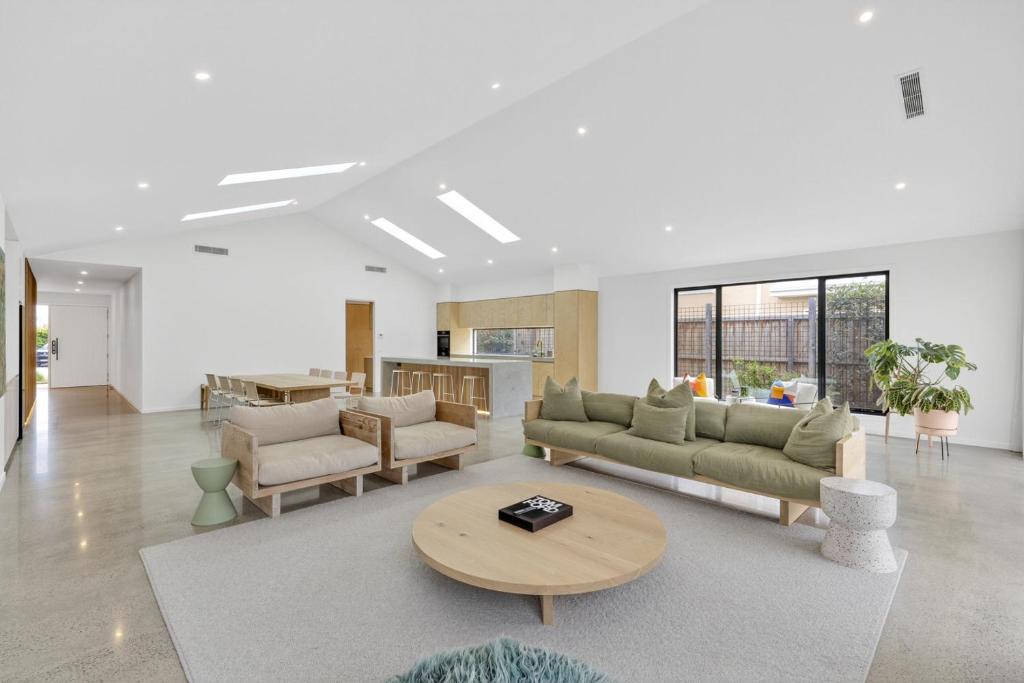 Ocean Grove House | Duneview Luxe Ocean Grove Sleeps 8, 4 bedroom, aircon,heating throughout, Designer quality, Perfect wedding stay, family friendly, Beach, Park, Shops