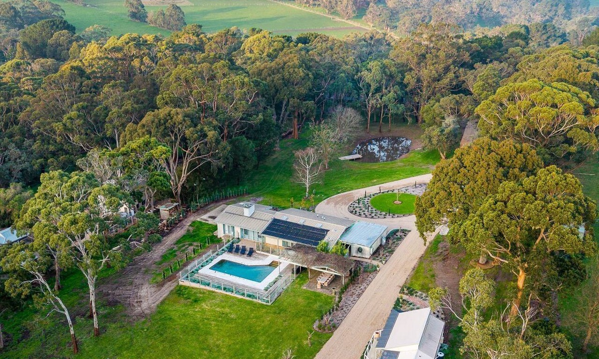 Main Ridge House | Eagle Rise - Stunning views through the vineyard