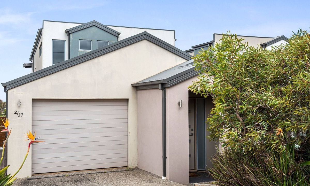 Portarlington House | Eastern Views - Modern living with pool and table tennis.