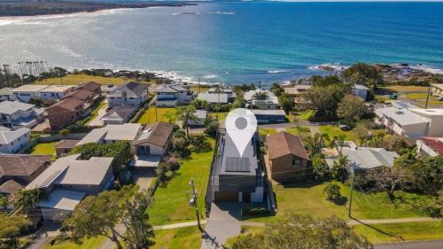 Woolgoolga House | Echoes - Luxury Home Beach Views Walk to Cafes