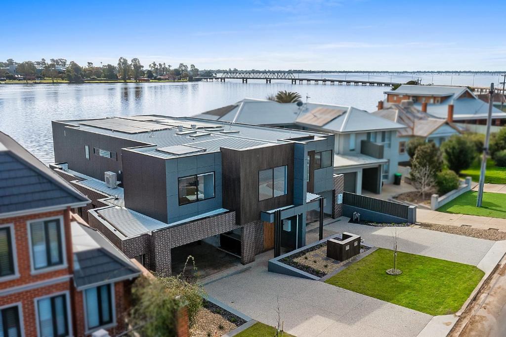 Yarrawonga House | Edgewater on Irvine