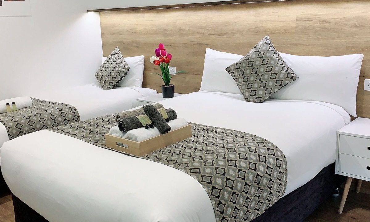 Golden Square Hotel | Elm Motel