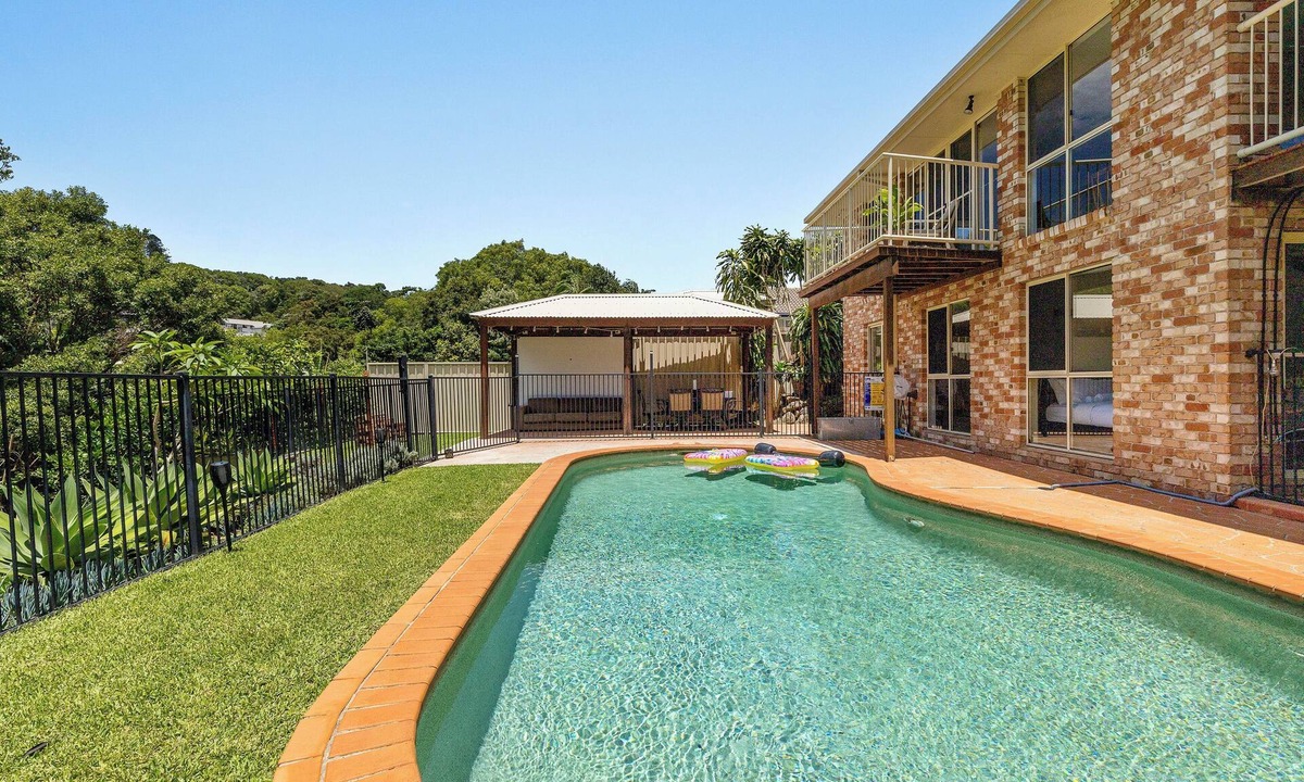 Banora Point House | Entire Peaceful Home with Private Pool & Waterfall walk - Banora Point