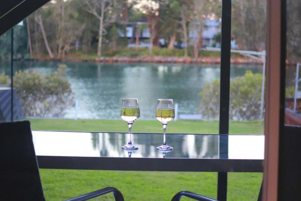Dora Creek Apartment | ENTIRE WATERFRONT UNIT free WIFI