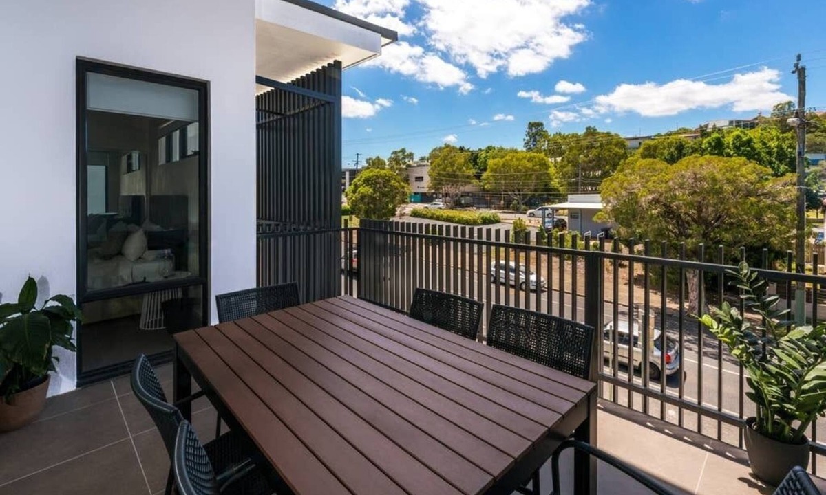 Bulimba Apartment | Executive 3BR Bulimba apartment near Oxford St shops and restaurants